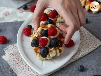 Gefüllte Waffeln mit Früchten, Schokolade und Schlagsahne - foto 4