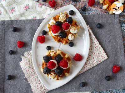 Gefüllte Waffeln mit Früchten, Schokolade und Schlagsahne - foto 5