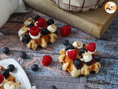 Gefüllte Waffeln mit Früchten, Schokolade und Schlagsahne - foto 6