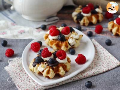 Gefüllte Waffeln mit Früchten, Schokolade und Schlagsahne - foto 7