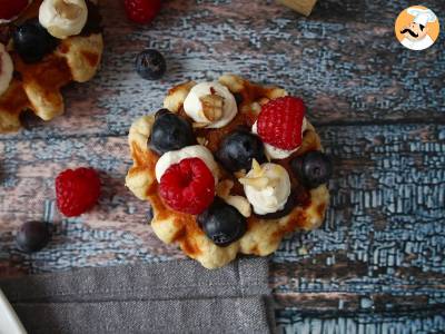 Gefüllte Waffeln mit Früchten, Schokolade und Schlagsahne - foto 8