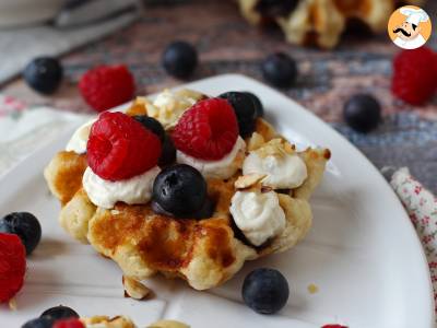 Gefüllte Waffeln mit Früchten, Schokolade und Schlagsahne - foto 9