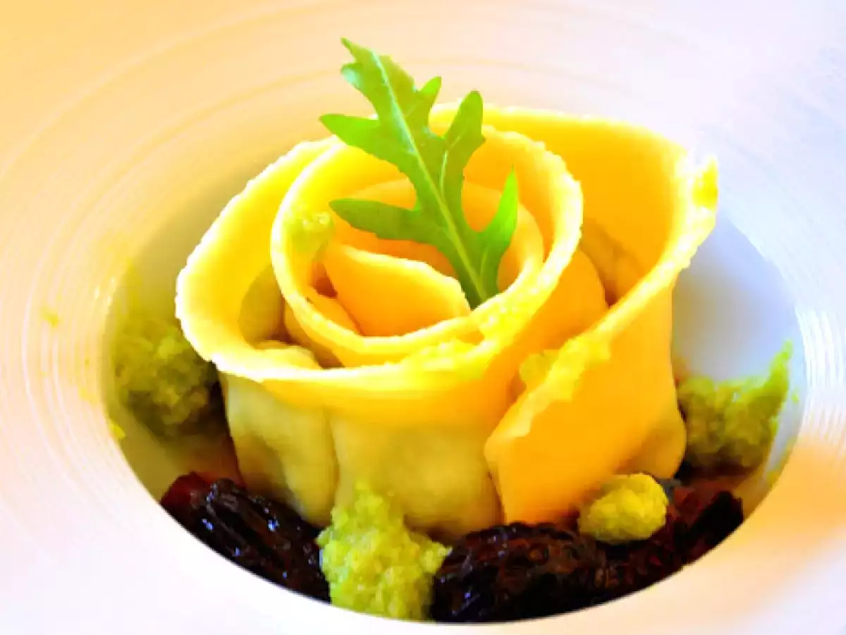 Gerollte Kaninchencannelloni mit Morcheljus und Erbsenpesto