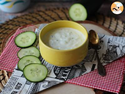 Griechischer Joghurt, Gurken- und Zwiebelsauce