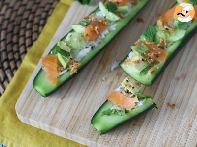 Gurken gefüllt mit Reis, Räucherlachs, Avocado und Minze - foto 3