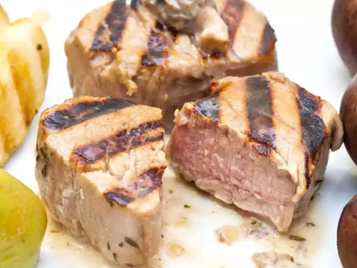 In Apfel gegrilltem geräuchertem Schweinefleisch Steaks mit Kartoffeln glasier