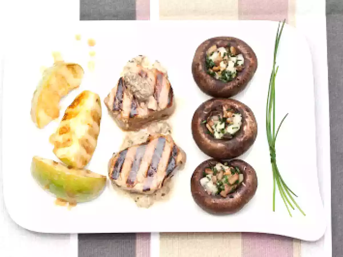 In Apfel gegrilltem geräuchertem Schweinefleisch Steaks mit Kartoffeln glasier - foto 2