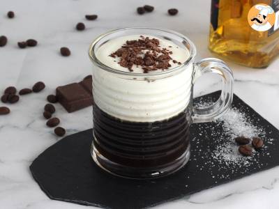 Irish Coffee (Kaffee mit Whisky und Schlagsahne)