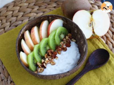 Joghurt-Snack aus Kokosnuss, Apfel, Kiwi und Haselnüssen