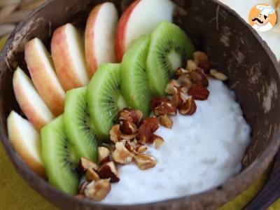 Joghurt-Snack aus Kokosnuss, Apfel, Kiwi und Haselnüssen - foto 2