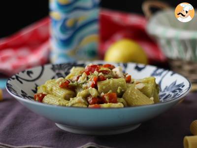 Kalte Nudeln mit Avocadocreme, Mandeln und Kirschtomaten: vegetarisch und sehr lecker!