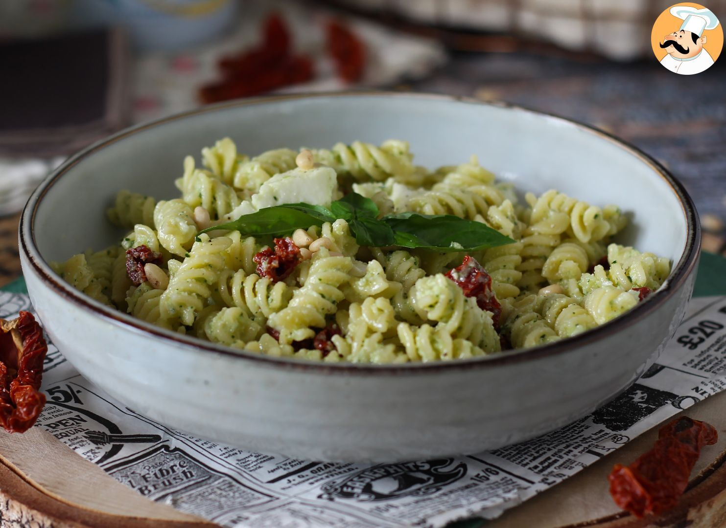 Kalte pasta mit zucchinipesto, büffelmozzarella und getrockneten ...