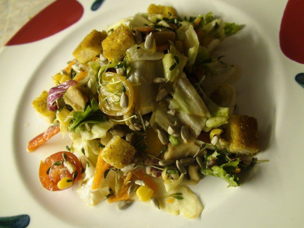 Kunterbunter Salat Mit Asiatischem Dressing Und Curry Croutons Rezept Petitchef