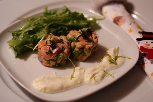 Lachs-avocado-tartar mit limetten-crème-fraiche &amp; kleinem salat ...