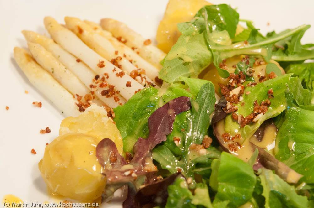 Lauwarmer spargel-wildkräuter-salat mit mandelcroutons - Rezept Petitchef