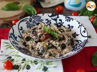 Mediterraner Reissalat: Thunfisch, Oliven, sonnengetrocknete Tomaten und Zitrone