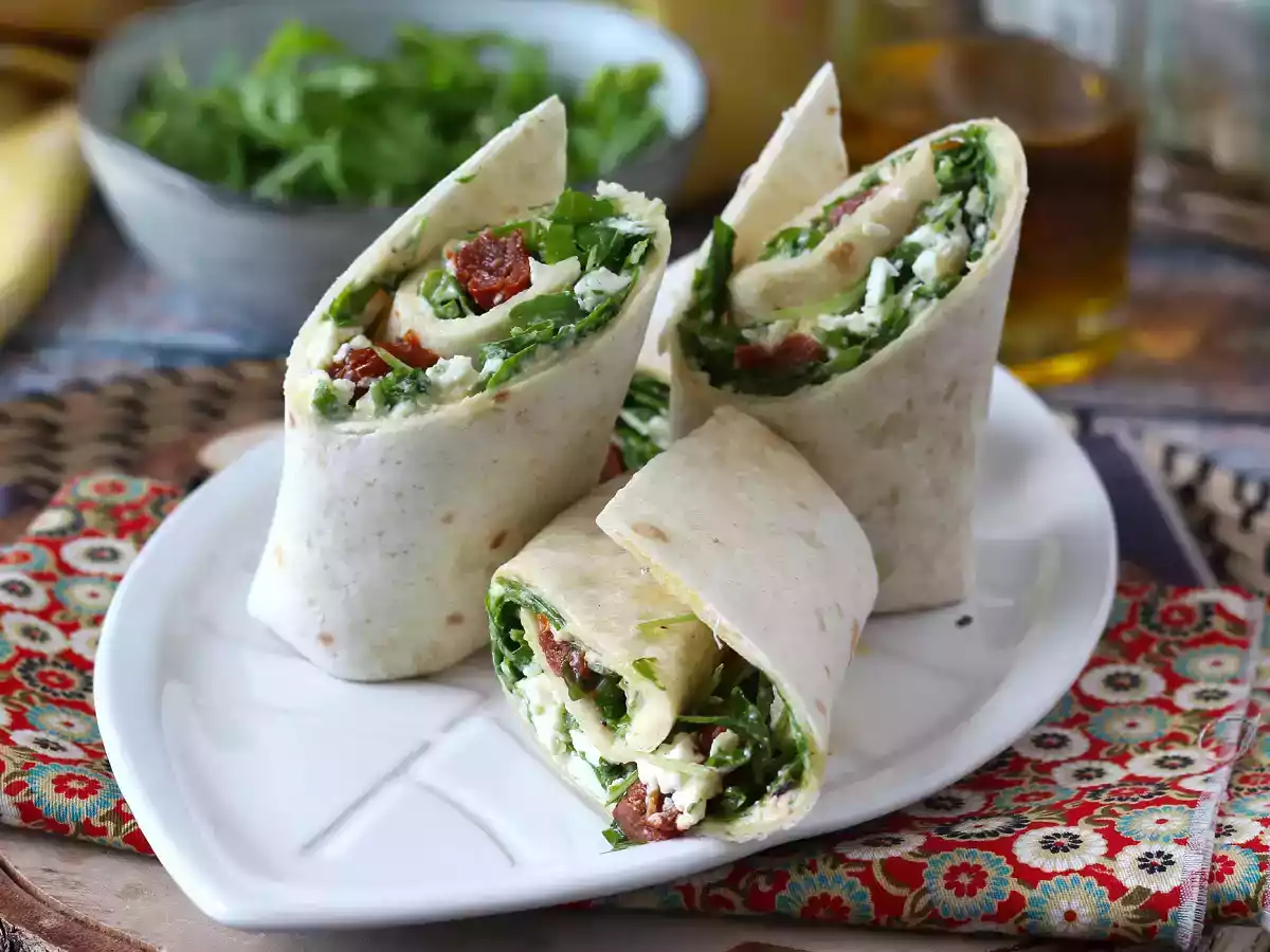 Mediterraner Wrap, gefüllt mit Hummus, Rucola, Paprika und Feta
