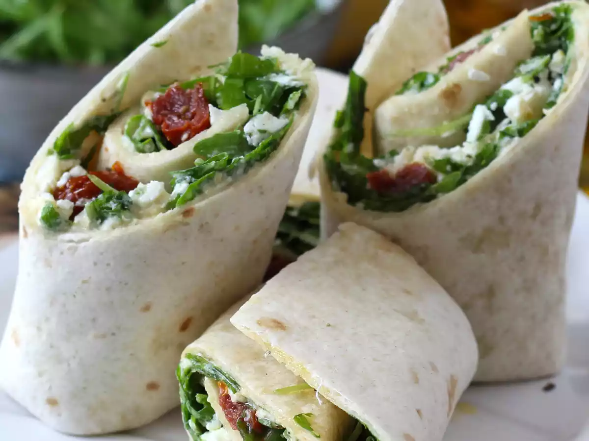 Mediterraner Wrap, gefüllt mit Hummus, Rucola, Paprika und Feta - foto 2
