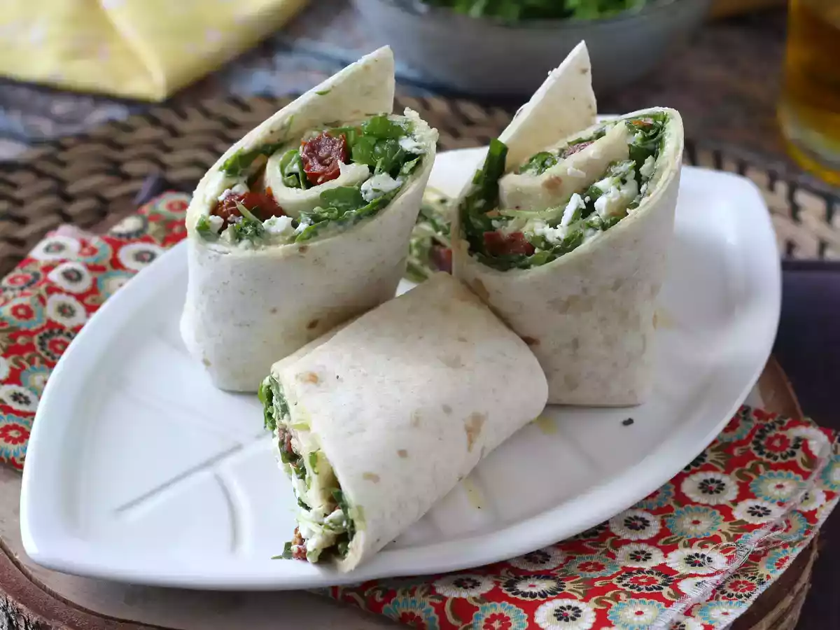 Mediterraner Wrap, gefüllt mit Hummus, Rucola, Paprika und Feta - foto 3