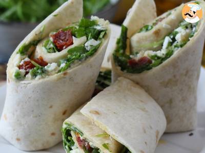 Mediterraner Wrap, gefüllt mit Hummus, Rucola, Paprika und Feta - foto 2