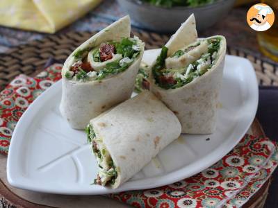 Mediterraner Wrap, gefüllt mit Hummus, Rucola, Paprika und Feta - foto 3