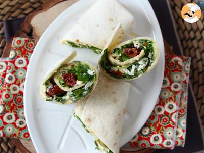 Mediterraner Wrap, gefüllt mit Hummus, Rucola, Paprika und Feta - foto 4