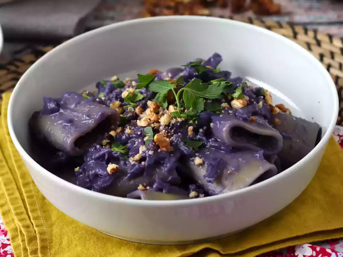Nudeln mit Rotkohl und Walnüssen, der erste Gang, der gut aussieht und einfach zuzubereiten ist