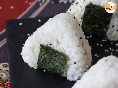 Onigiri mit Thunfisch, das kleine dreieckige Reissandwich aus Japan - おにぎり