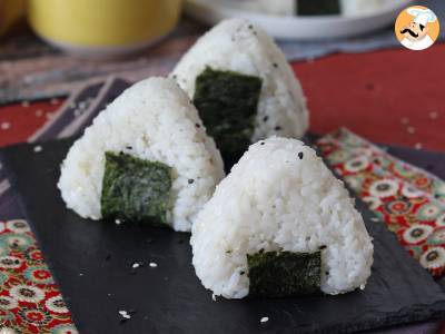 Onigiri mit Thunfisch, das kleine dreieckige Reissandwich aus Japan - おにぎり - foto 2