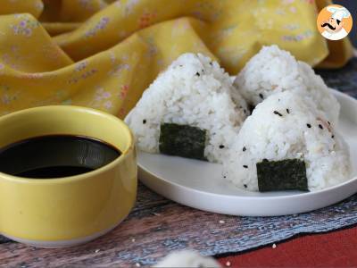 Onigiri mit Thunfisch, das kleine dreieckige Reissandwich aus Japan - おにぎり - foto 3