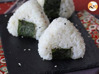 Onigiri mit Thunfisch, das kleine dreieckige Reissandwich aus Japan - おにぎり - foto 4