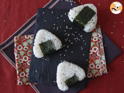 Onigiri mit Thunfisch, das kleine dreieckige Reissandwich aus Japan - おにぎり - foto 5