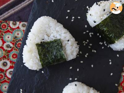 Onigiri mit Thunfisch, das kleine dreieckige Reissandwich aus Japan - おにぎり - foto 7