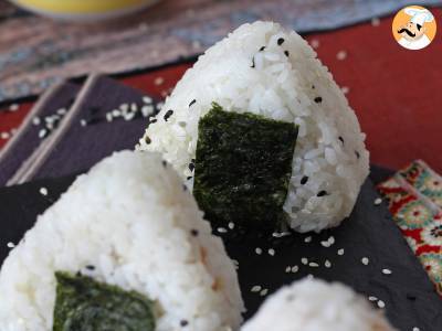 Onigiri mit Thunfisch, das kleine dreieckige Reissandwich aus Japan - おにぎり - foto 8