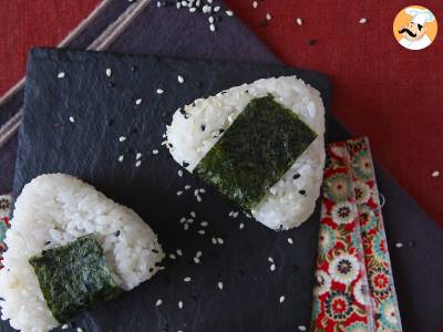 Onigiri mit Thunfisch, das kleine dreieckige Reissandwich aus Japan - おにぎり - foto 9