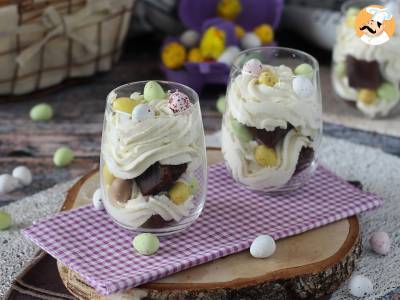 Ostergläser mit Brownie und Schlagsahne