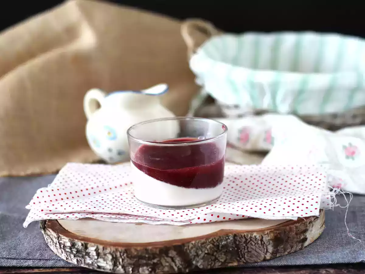 Panna cotta mit Beerencoulis