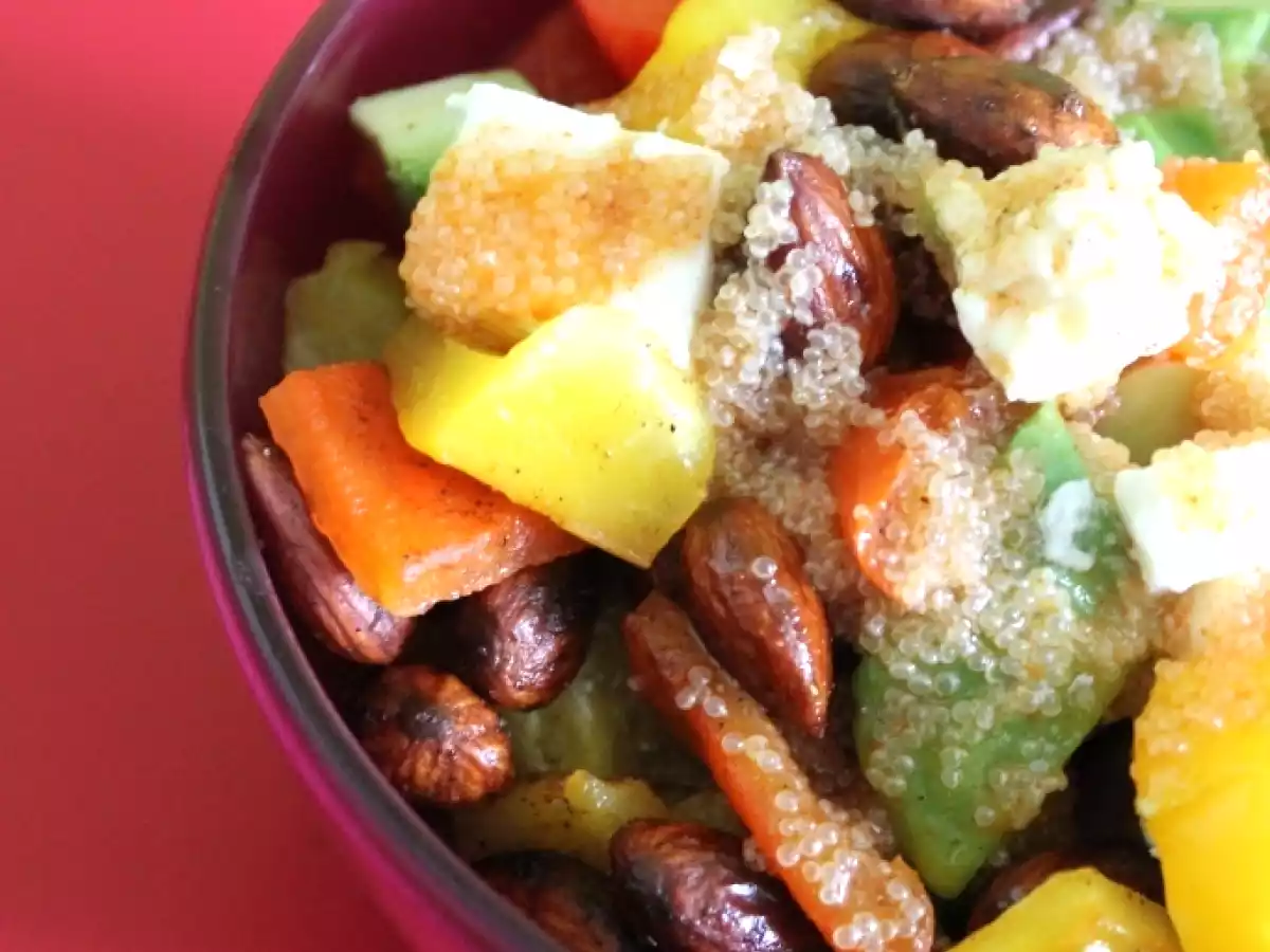 Paprika-Avocado-Feta-Salat mit gerösteten Mandeln und Amaranth-Vinaigrette