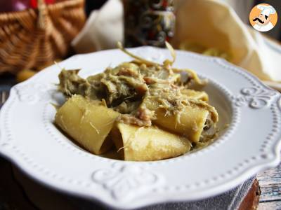 Pasta mit Artischocken und Speck, ein schmackhafter und leicht zuzubereitender erster Gang