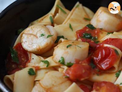 Pasta mit Jakobsmuscheln, ein eleganter erster Gang mit Meeresfrüchten - foto 3