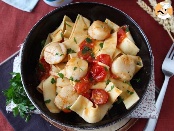 Pasta mit Jakobsmuscheln, ein eleganter erster Gang mit Meeresfrüchten - foto 4