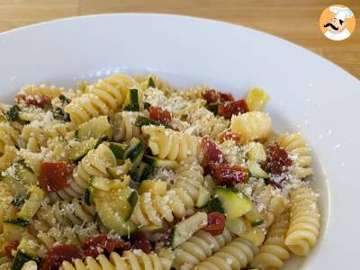 Pasta mit Zucchini und sonnengetrockneten Tomaten: ein schneller und schmackhafter erster Gang!