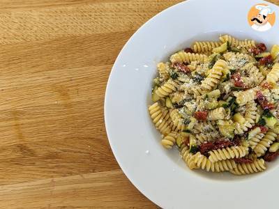 Pasta mit Zucchini und sonnengetrockneten Tomaten: ein schneller und schmackhafter erster Gang! - foto 3