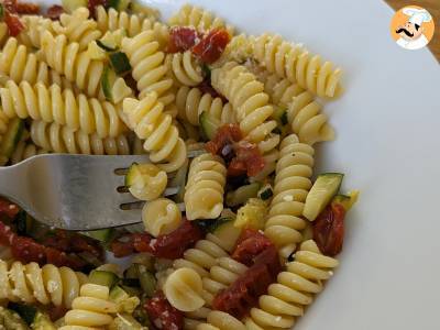 Pasta mit Zucchini und sonnengetrockneten Tomaten: ein schneller und schmackhafter erster Gang! - foto 4