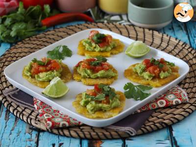 Patacones, kolumbianischer Kochbananentoast mit Guacamole und Tomaten - foto 2