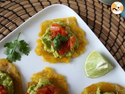 Patacones, kolumbianischer Kochbananentoast mit Guacamole und Tomaten - foto 3