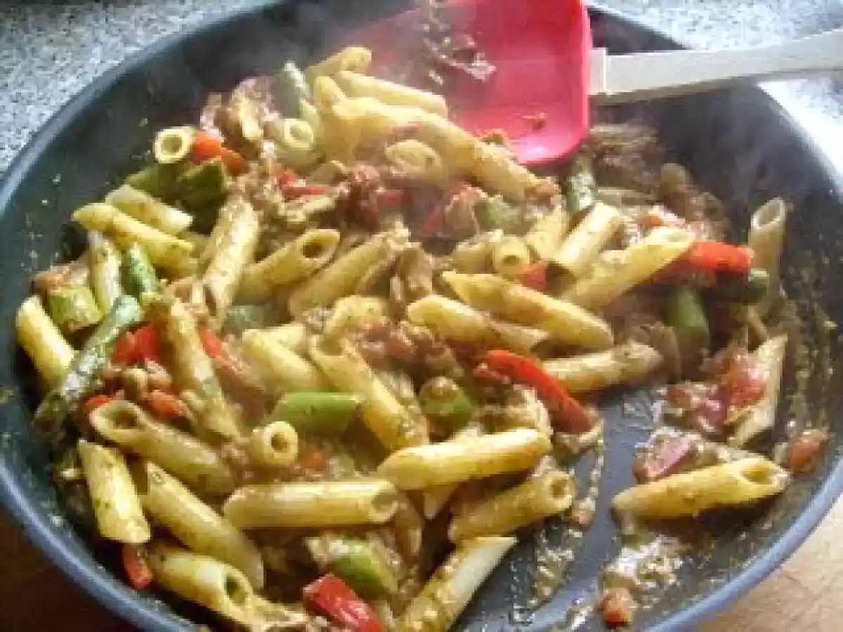 Penne mit Spargel-Paprika-Tomaten Sugo