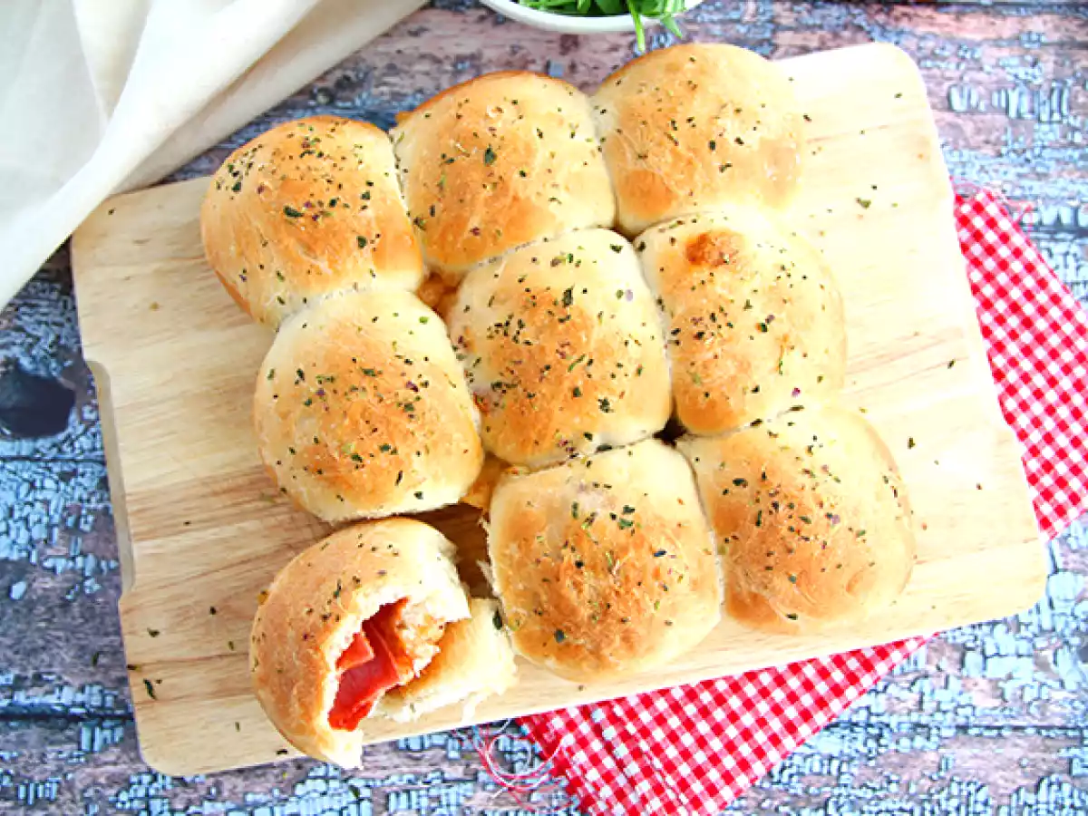 Pizzabrötchen, Brötchen gefüllt mit Schinken und Käse - foto 2