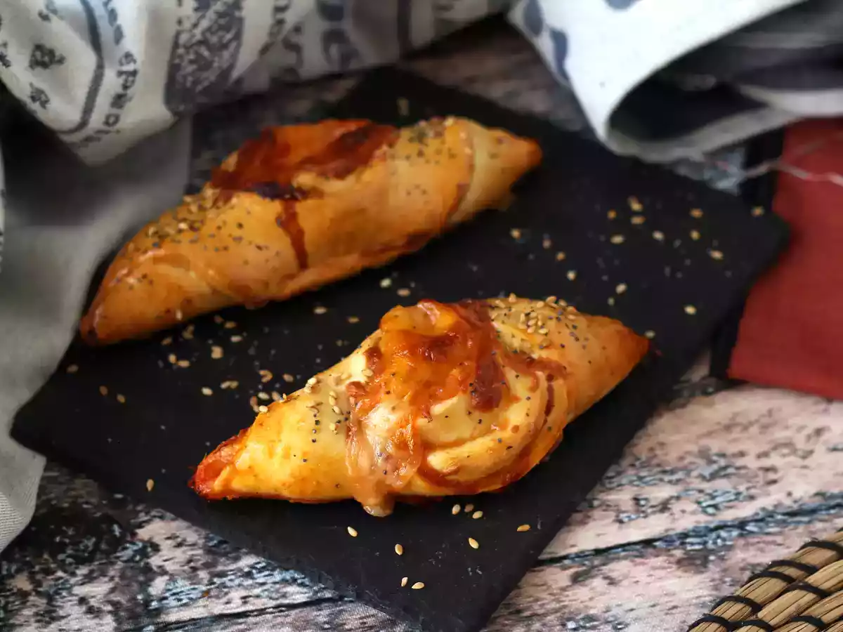 Pizzabrötchen, gefüllt mit Tomatensoße, Schinken und Mozzarella - foto 3