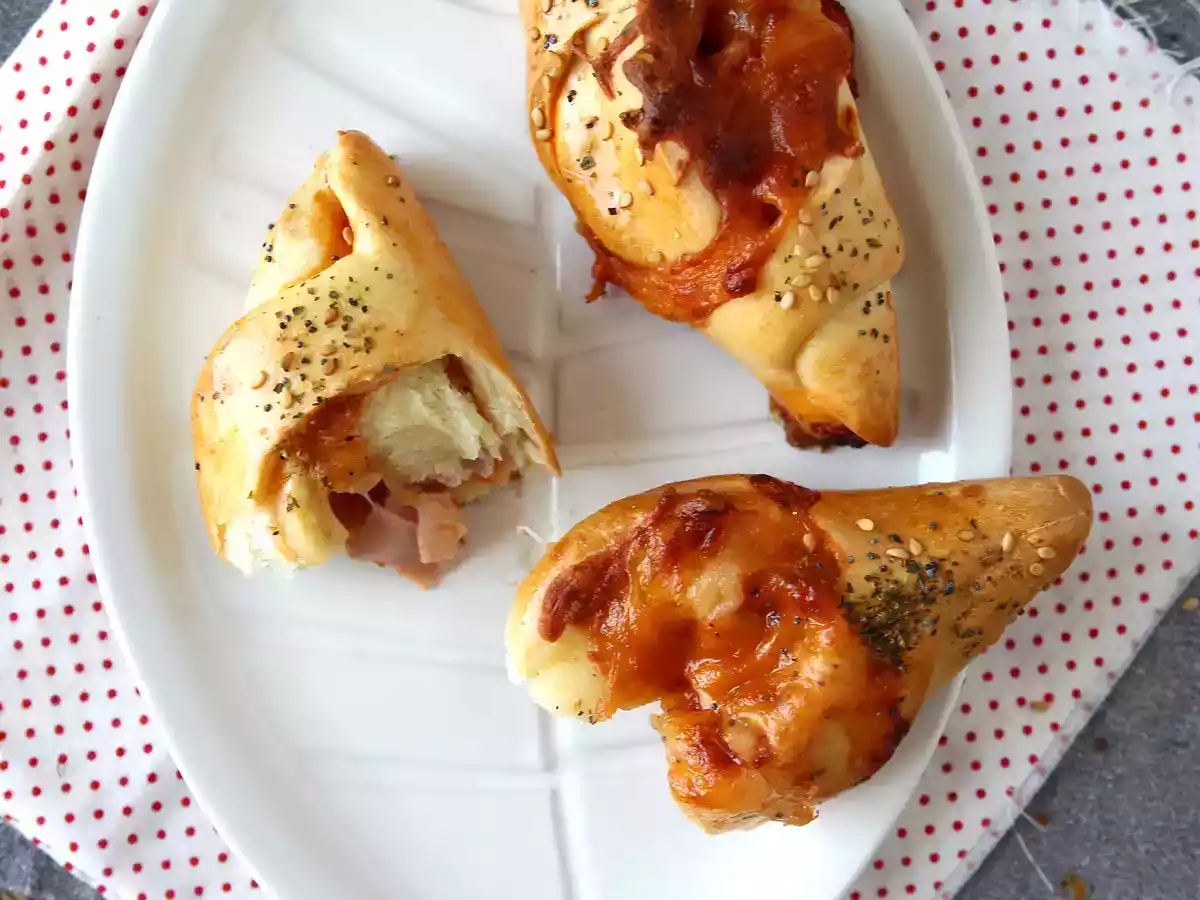 Pizzabrötchen, gefüllt mit Tomatensoße, Schinken und Mozzarella - foto 5